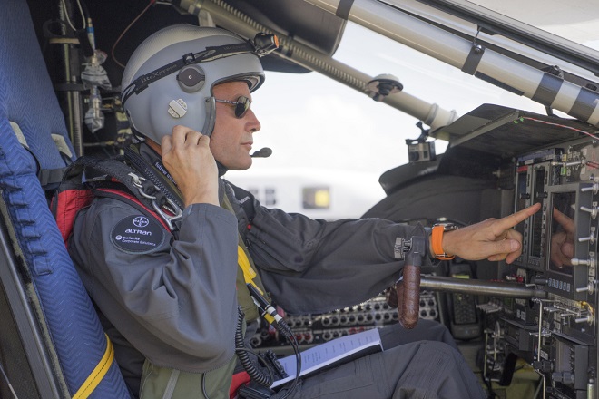 Бертран Пикар пилотирует Solar Impulse 2